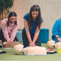 Mannequin secourisme Laerdal little Anne QCPR - Lot de 6 livré en une valise